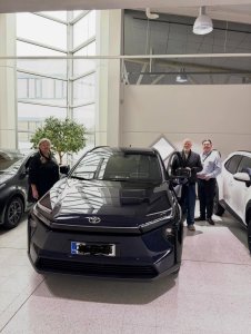 Merja ja Pentti vaihtoivat jonkun vuoden ajetun Lexus NX hybridin Toyotan BZ sähköautoon. ⚡️🔋🔌 Uuden auton he hakivat ...