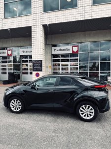 Yhteistyössä @toyotakaivoksela kanssa 🏎️ Auto kävi vuosihuollossa ja pesulla eikä kerenny ees kahvia ☕️ vetää kokonaa k...