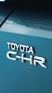 Toyota C-HR+ yhdistää dynaamisen muotoilun ja kompaktin katumaasturin käytännöllisyyden. ⚡️✅ Matala ja vakaa ajoasento p...