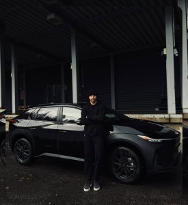 Kaupallisessa yhteistyössä @toyotakaivoksela kanssa🖤 Uus all black auto alle ja matka jatkuu Toyotan kanssa sähkösesti⚡...